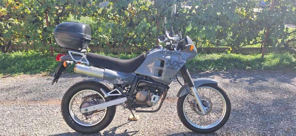 Motocicleta Honda NX 250 Dominator