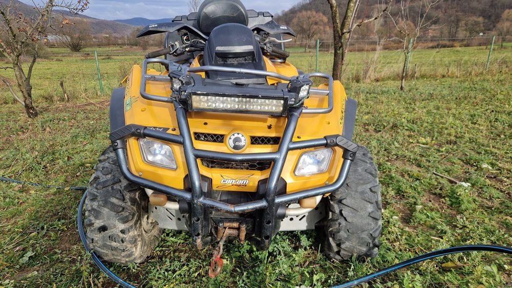 Vând can am puțin avariat