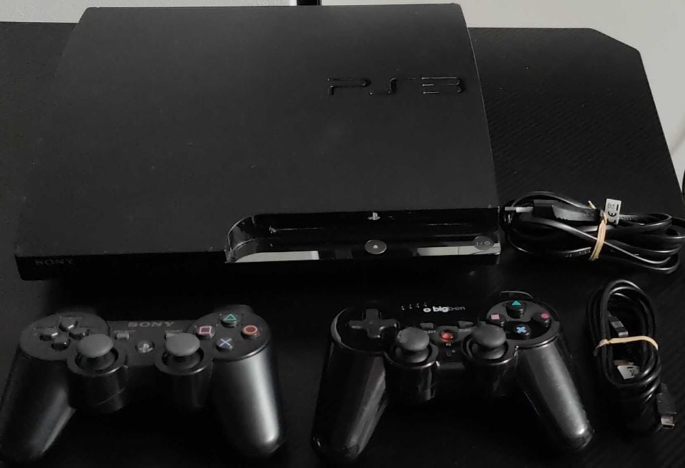 PlayStation 3 model slim modat,45 jocuri de top, 2 manete,cabluri