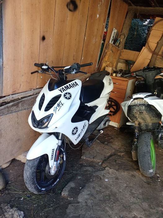 Vând scuter Yamaha aerox
