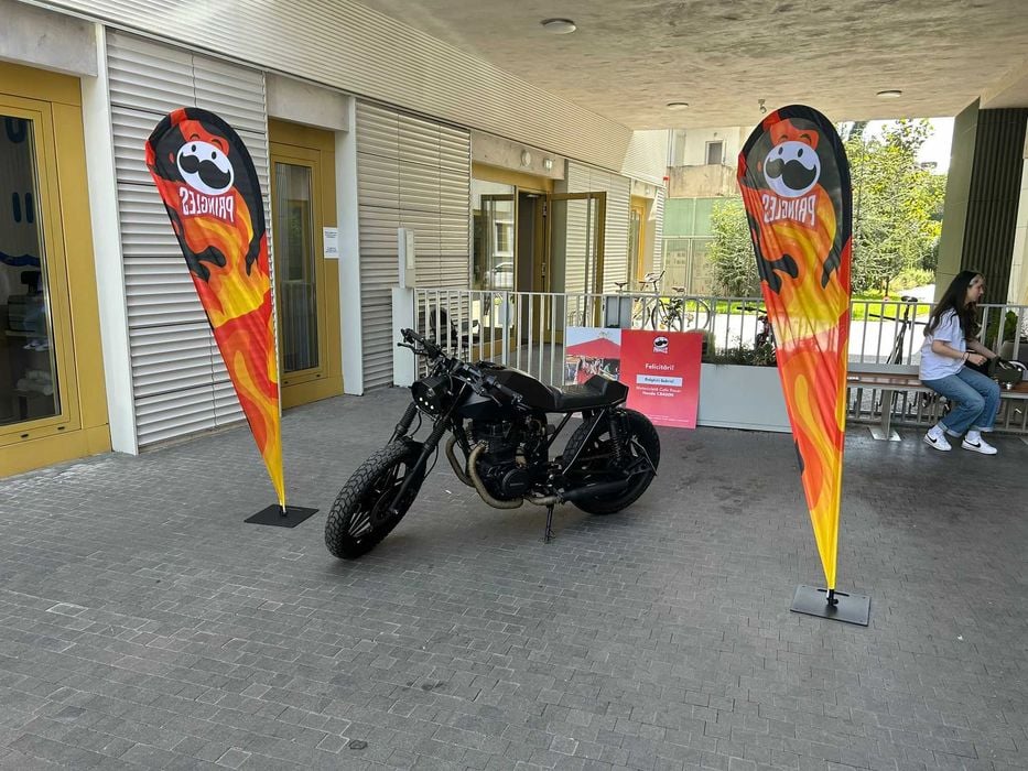 Motocicleta Honda CB400N modificata