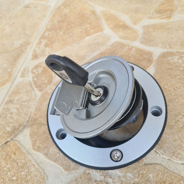 Vând capac rezervor Yamaha r6 2020