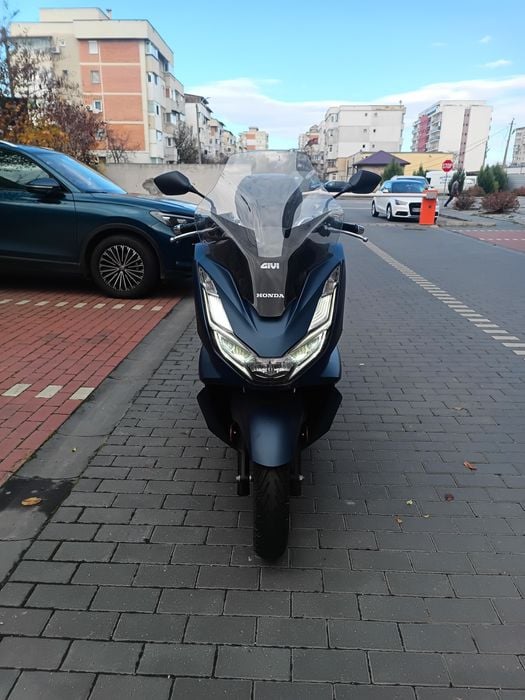 Vând/schimb Honda PCX 125,2024, ABS,top case+parbriz Givi, full Led