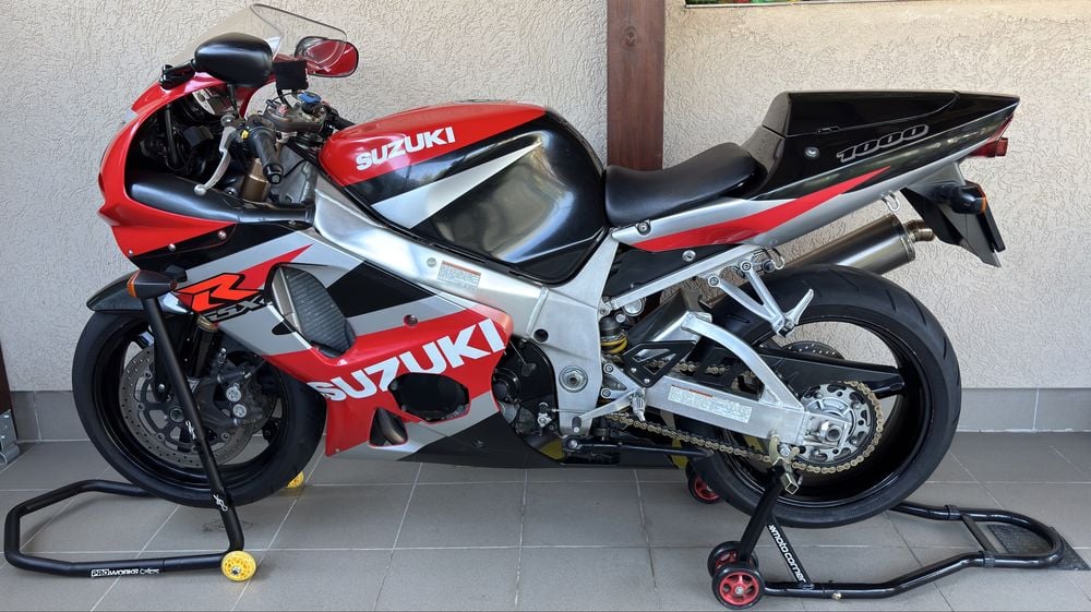 Suzuki GSX-R 1000 conditii showroom