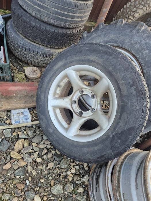 Vand 4 jnate cu anvelope suzuki jimny R15