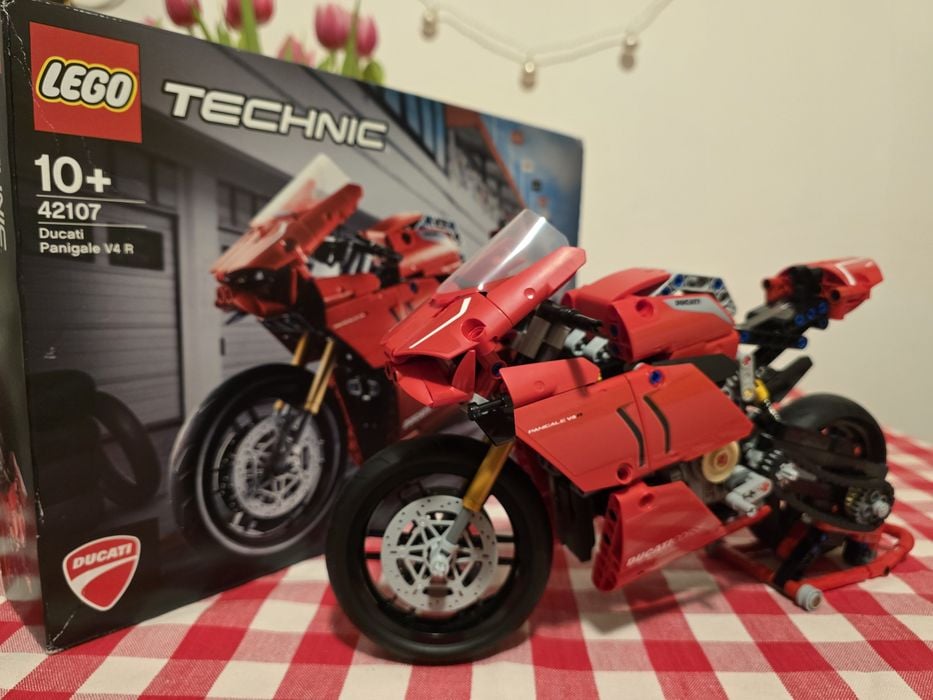 Lego tehnic Ducati Panigale V4R 42107