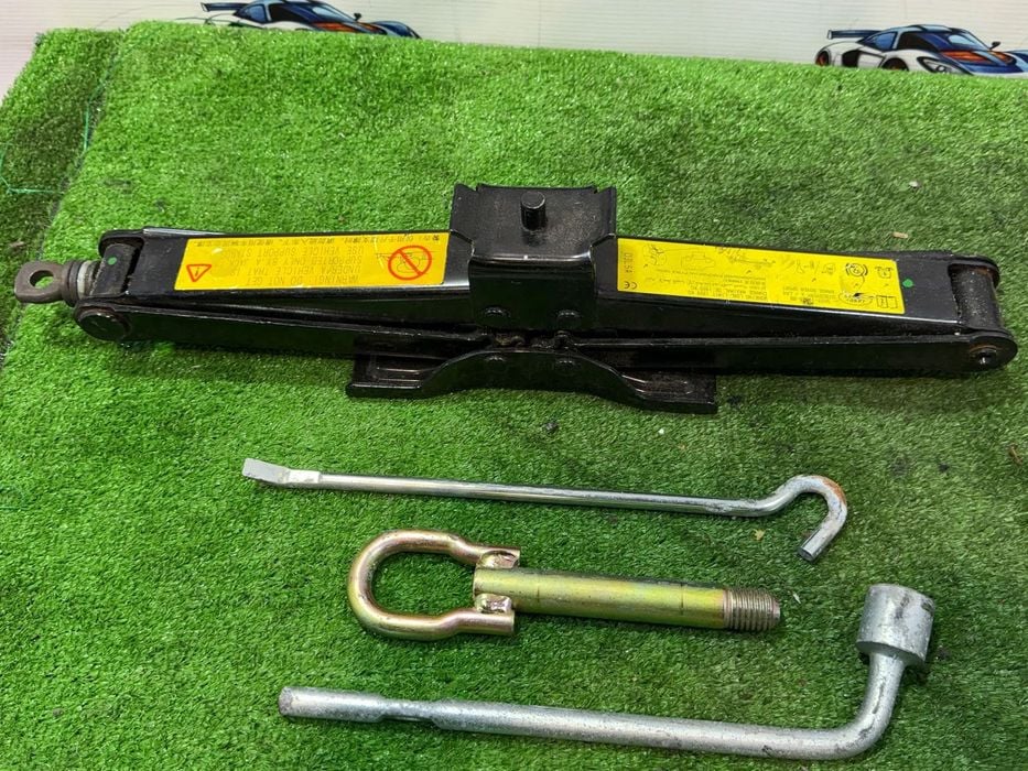 CRIC ROATA REZERVA LAND ROVER DISCOVERY 3 2.7 DIESEL 2007 COD OEM KAJ500122 5H3217080BA 2005-2009