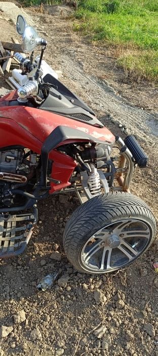 Vînd ATV 250cc prețul este Neg.