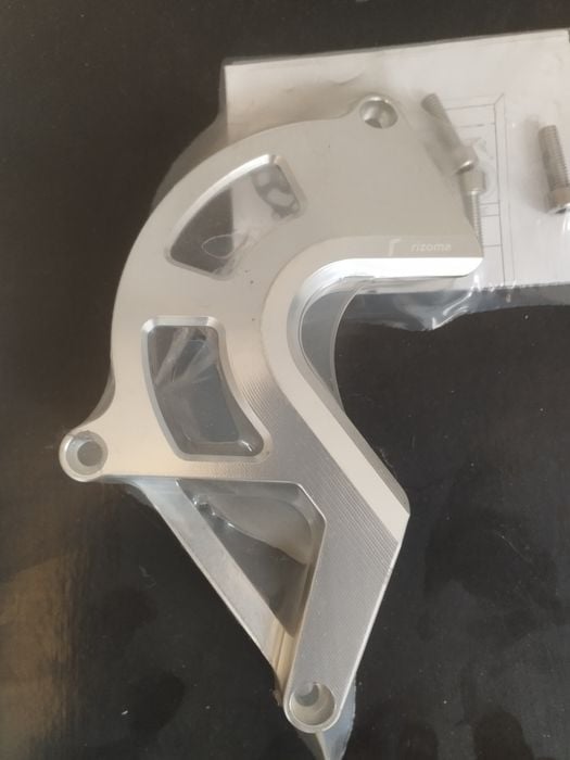 Protecție pinion Rizoma pentru Aprilia Rsv4 model 2009-2014