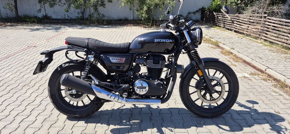 Motocicleta Honda GB 350S cu accesorii originale