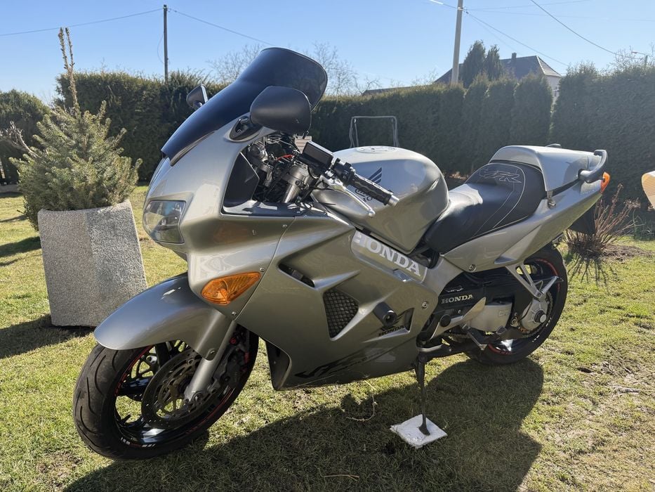 Honda vfr800.