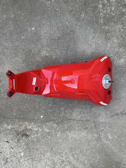 Zbiornik paliwa Bak Ducati Streetfighter V4 Panigale V4s idealny