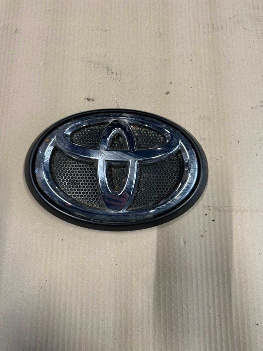 Toyota Hilux VIII 15-24 Znaczek Emblemat