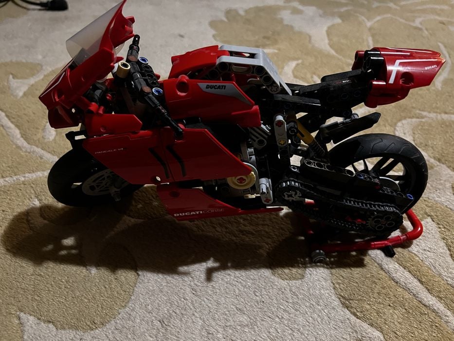 Motor Lego Ducati Panigale V4 42107