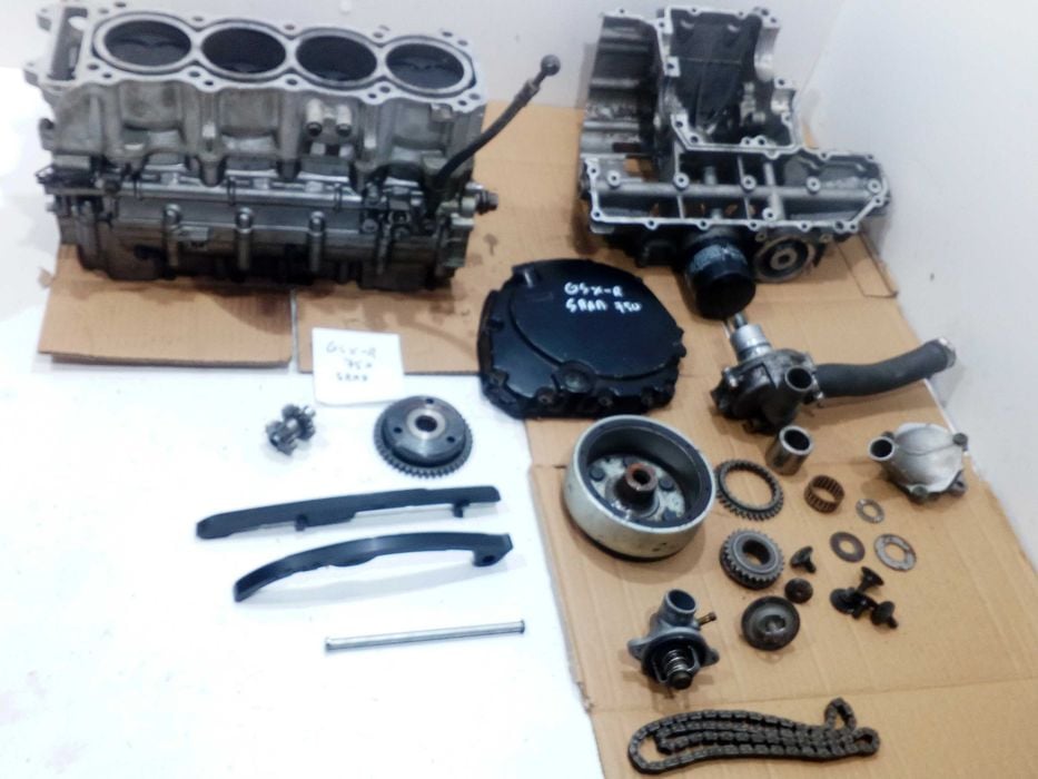 Suzuki GSXR 750 SRAD GSX R wał kartery tłoki cylindry silnik na części