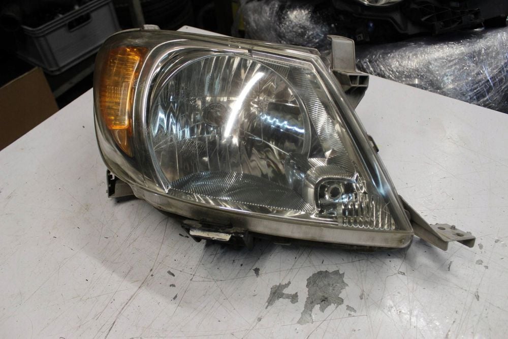lampa prawa przednia toyota hilux 2005-2008