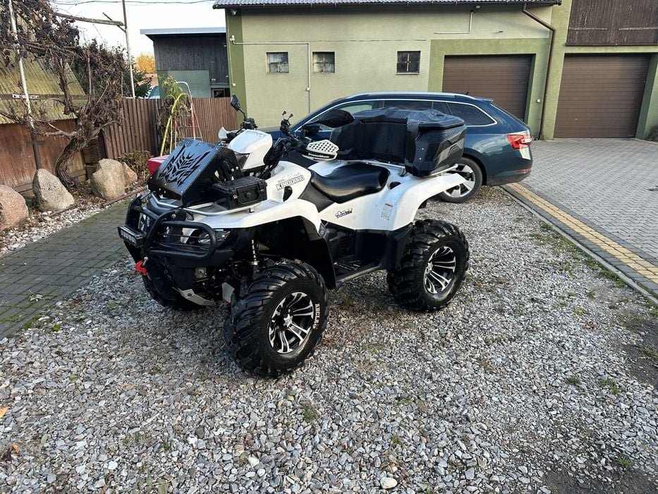 Quad Suzuki Kingquad LTA 750 z plugiem do sniegu