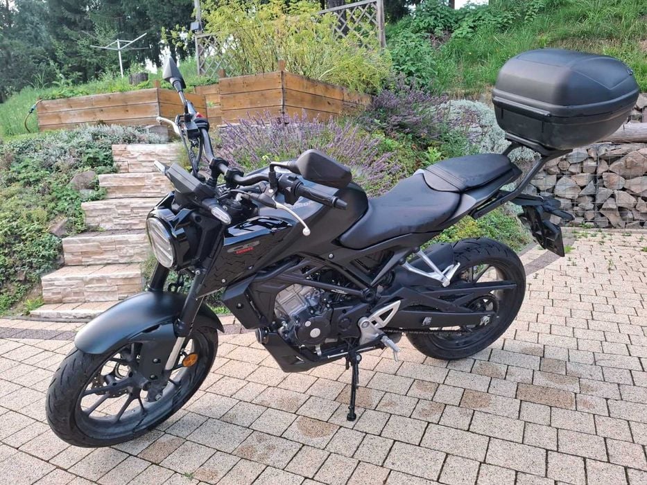 motocykl typu naked Honda cb125r
