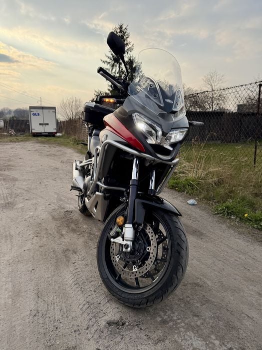 Honda VFR 800X Crossrunner – Sportowa Dusza, Adventure'owy Styl!