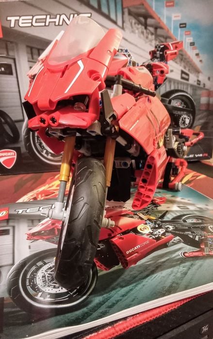 LEGO Technic Ducati Panigale V4R 42107