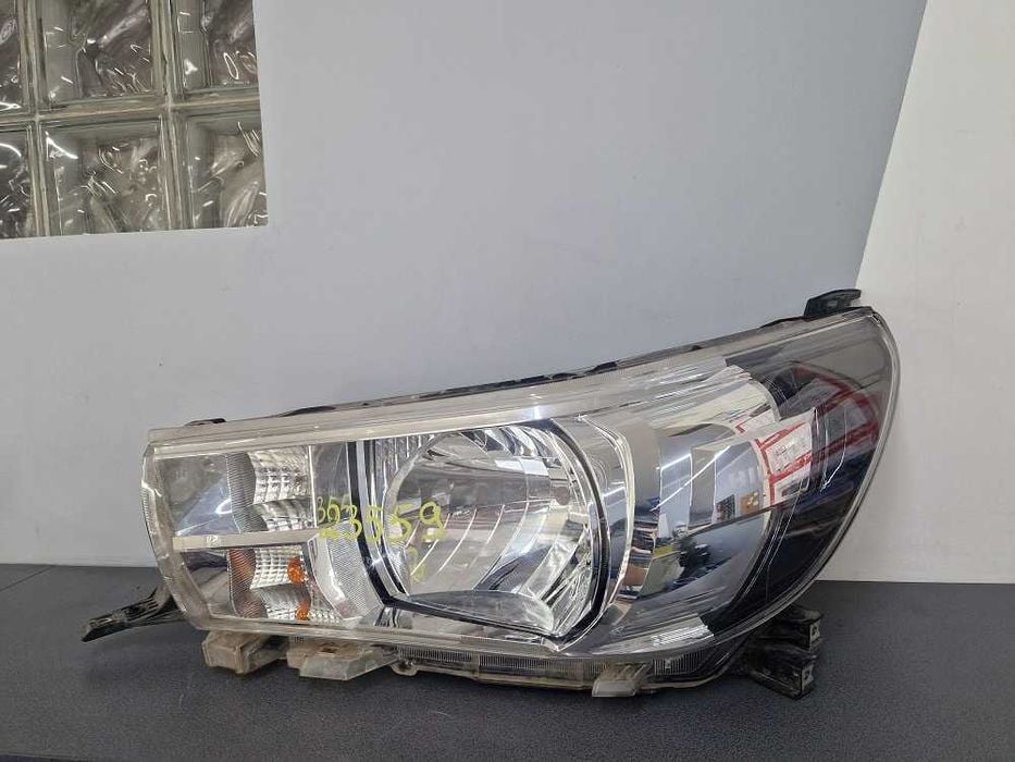 Toyota Hilux VIII 8 15r.- Lampa Przód Lewa