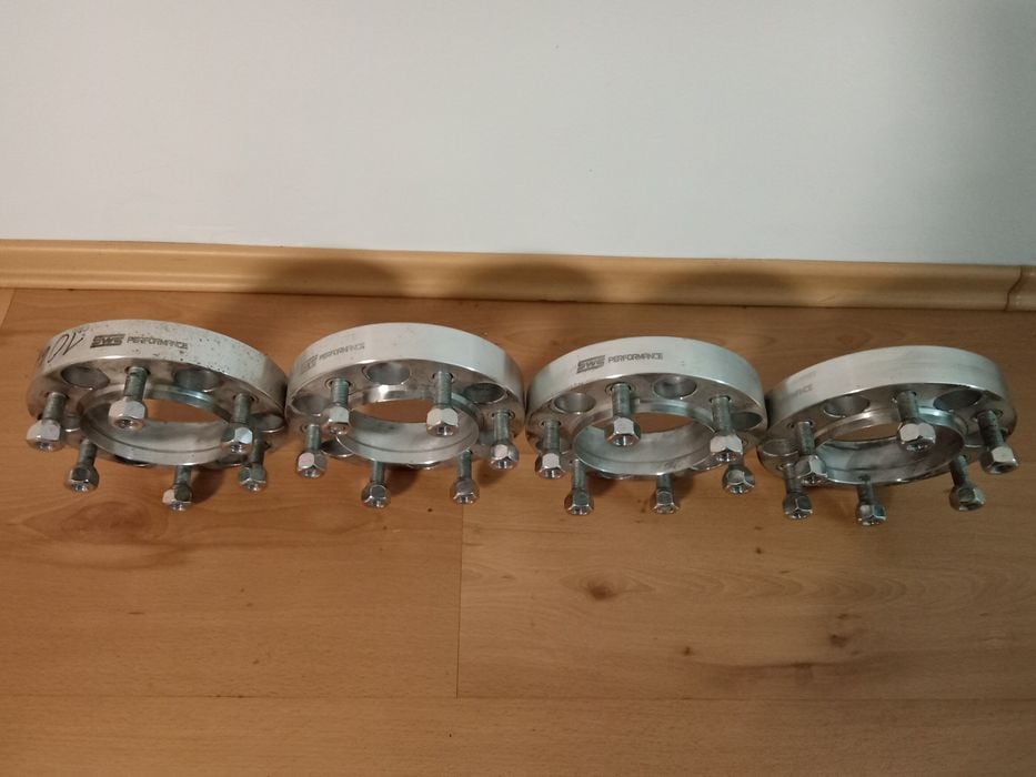 Dystanse z kołnieżem Toyota 4Runner Landcruiser Hilux 6x139,7 30mm