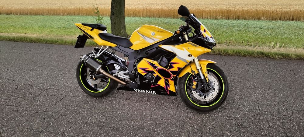 Yamaha yzf R6 vr 46 Valentino Rossi