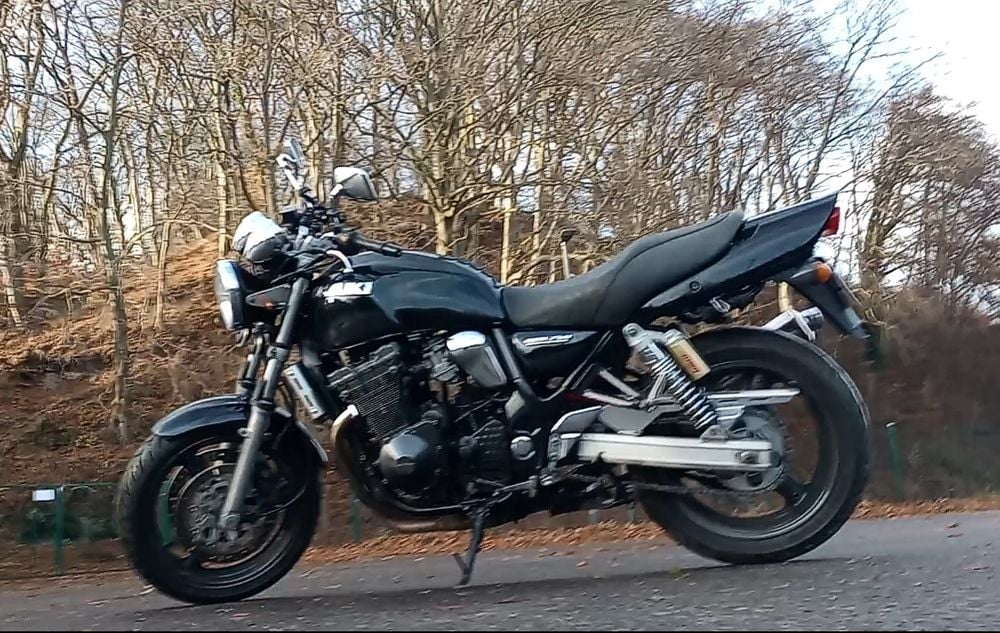 Suzuki GSX Inazuma 750 olejak