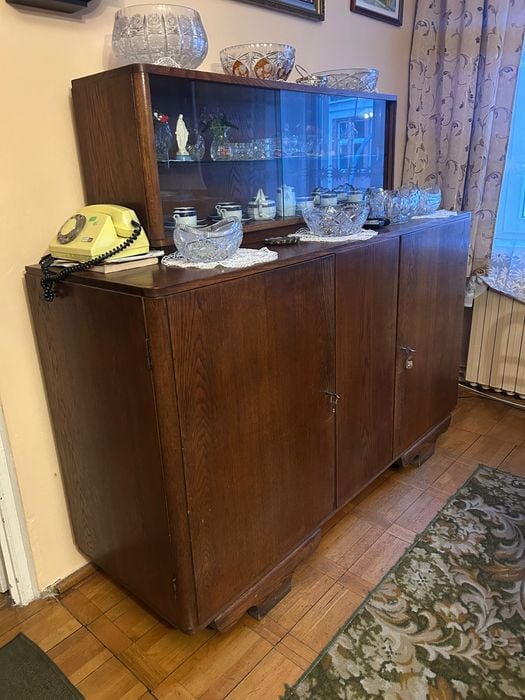 Kredens ze szklaną witryną