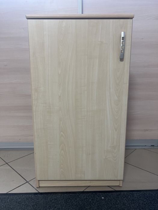 Szafka z trzema półkami