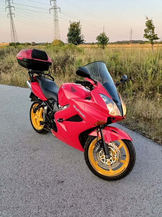 Honda VFR800 V-Tec z małym przebiegiem.