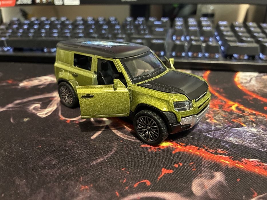 Model 1:32 Land Rover Defender Otwierana maska/drzwi