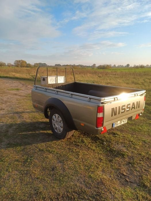 Przyczepa towarowa Nissan Navara w BDB stanie !
