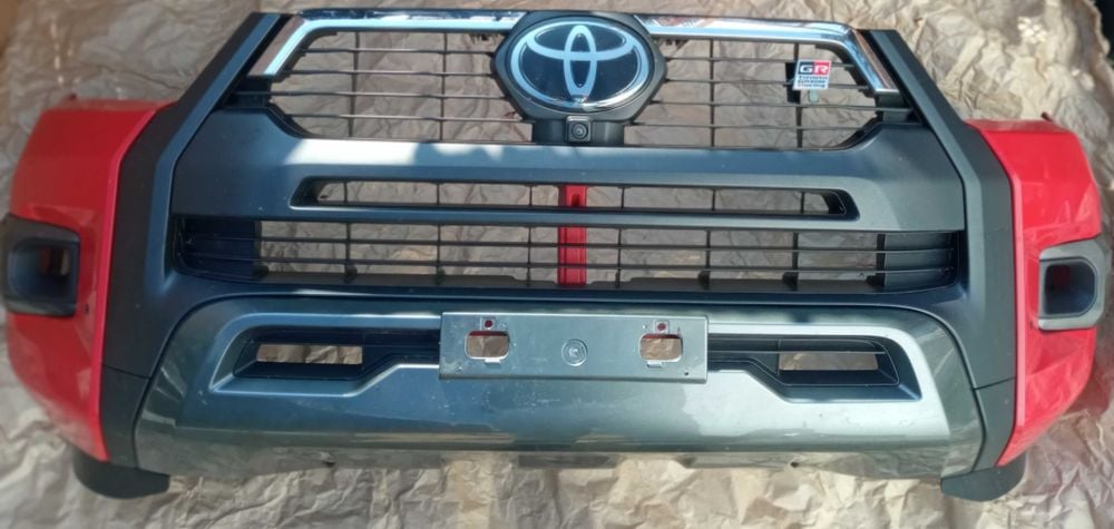 Toyota Hilux 8 Lift Zderzak Przedni Czerwony Invincible Kamera 2020