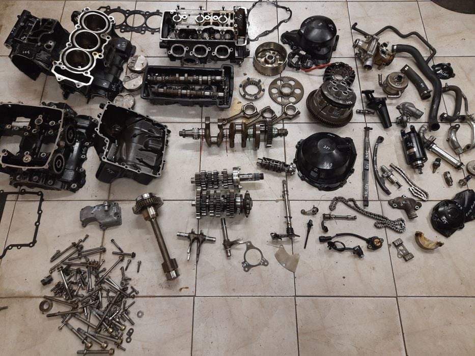 Triumph Daytona 675 silnik części głowica wał cylinder skrzynia wałek