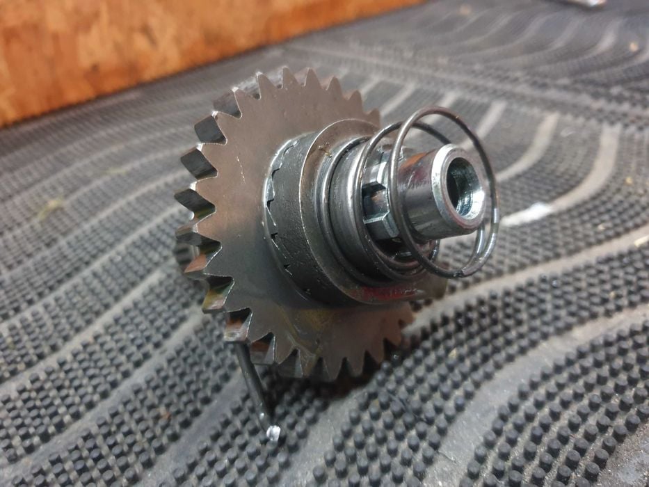 Suzuki rm 250 99r. Mechanizm kopniaka wałek kopki