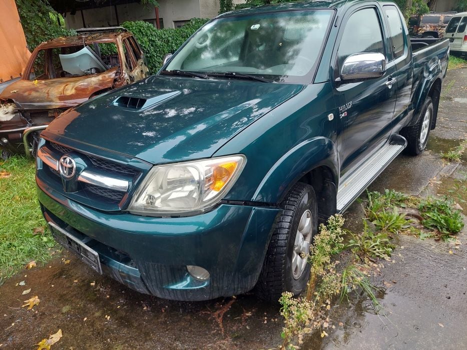 Toyota hilux 2,5 paka tył idealna części