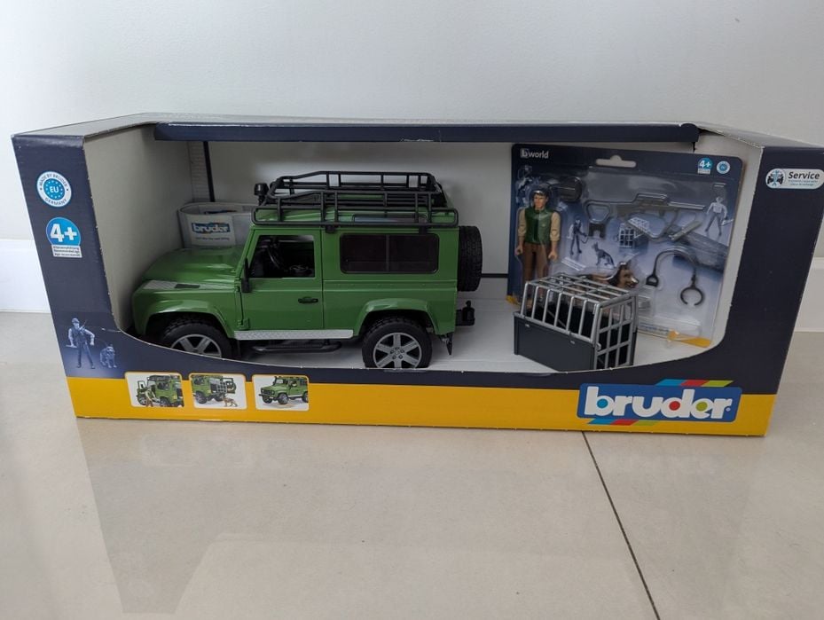 Land Rover Defender ze strażnikiem leśnym i psem – Bruder 02587 1:16