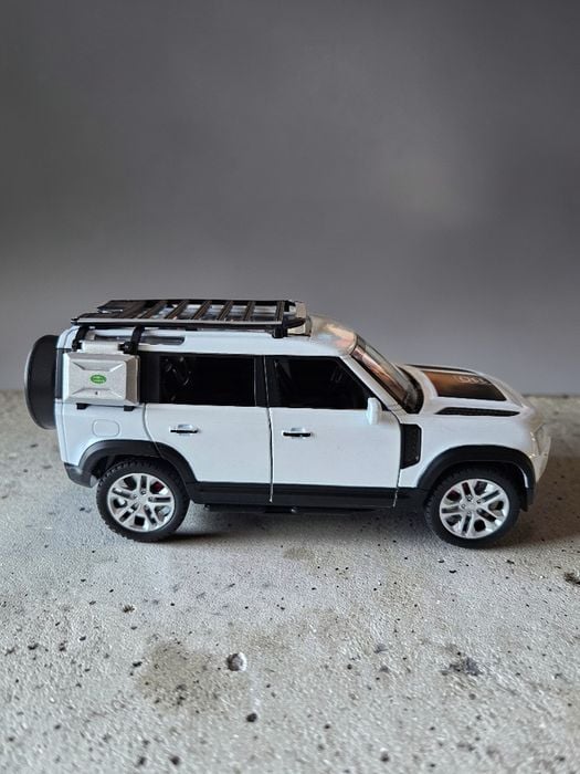 Model Land Rover Defender 110 (Biało-Czarny) Skala 1:24