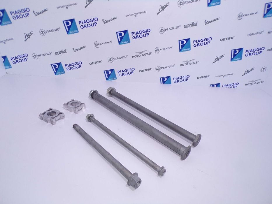 Szpilki śruby mocowanie silnika koła tył Oś APRILIA RS660 Tuono 660