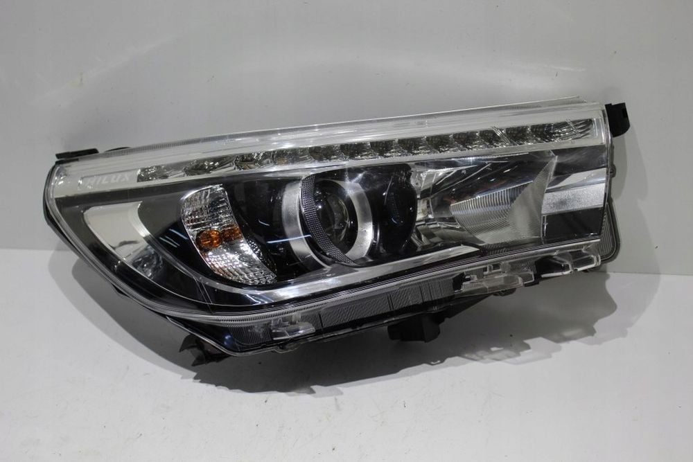 toyota hilux viii lampa przód przednia led prawa 15r+