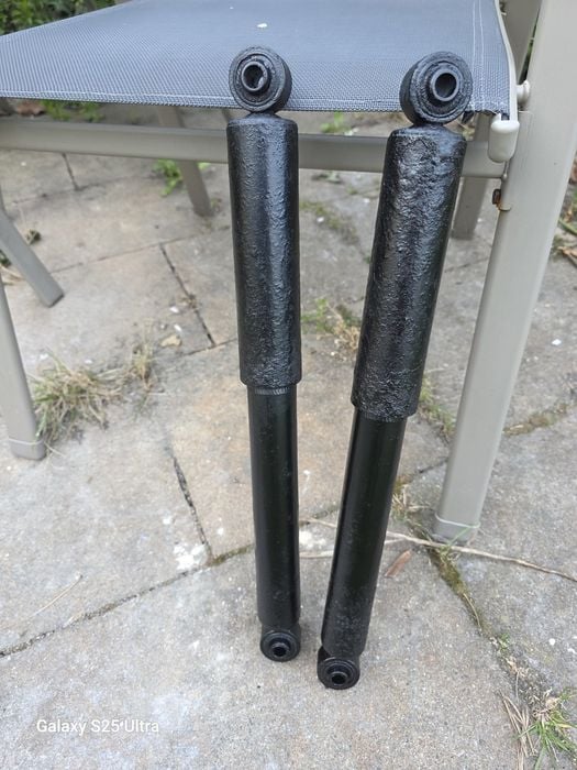 Oryginalne amortyzatory para tylne Suzuki Jimny