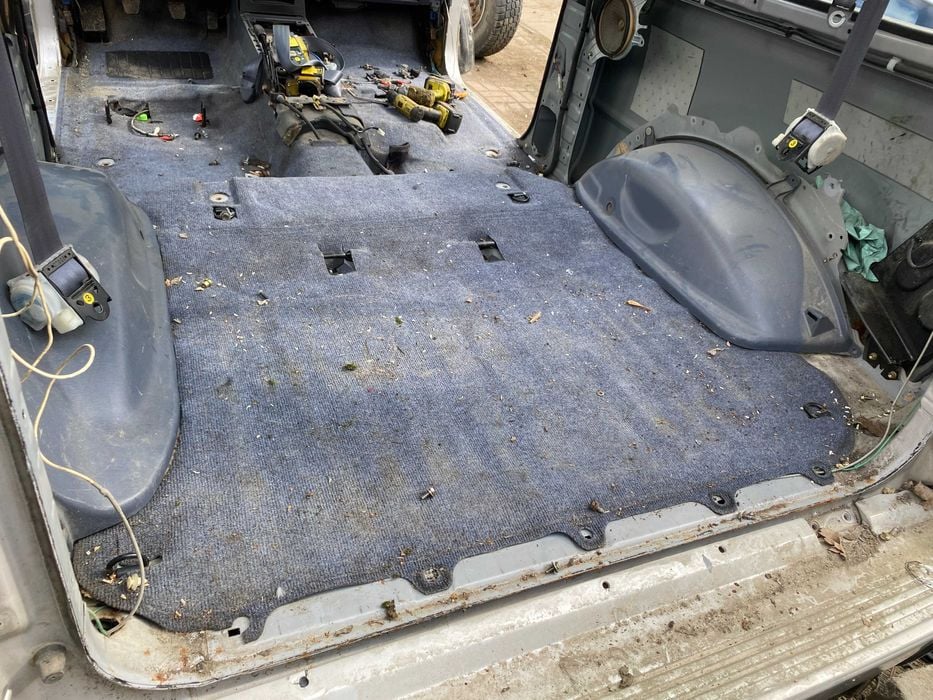 Toyota land cruiser 90 3 drzwi dywan wykładzina tył - przod europa