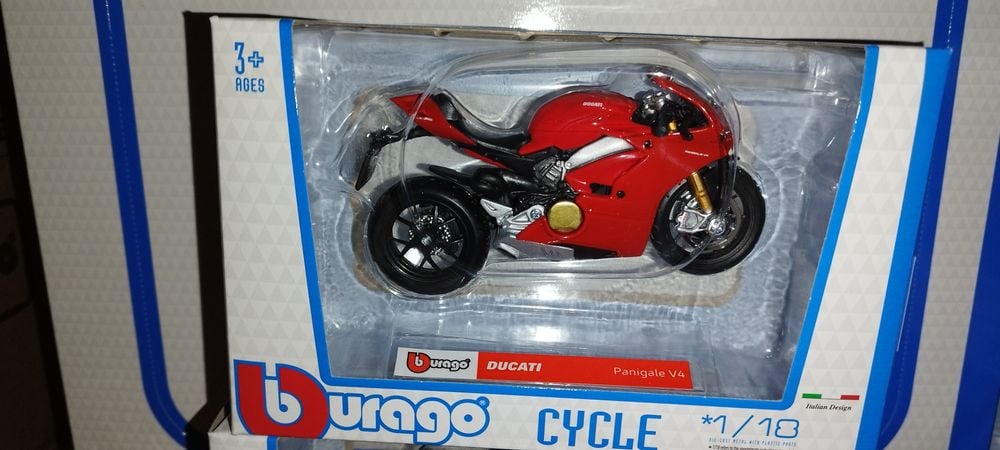 Bburago Ducati Panigale V4, w skali 1:18 Burago.