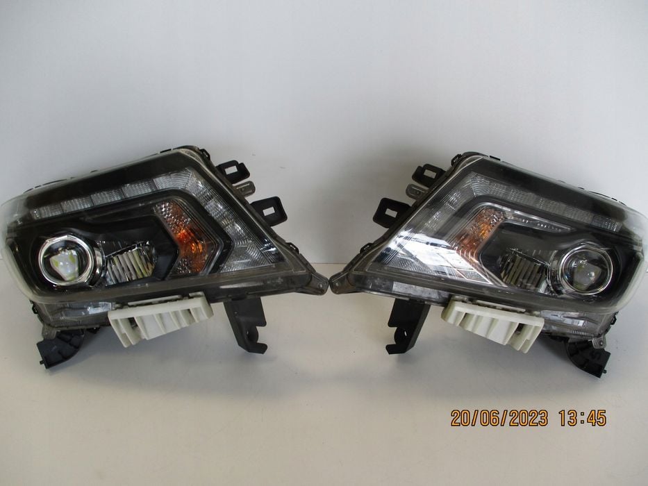 Lampa BI-XENON Nissan Navara PRAWA