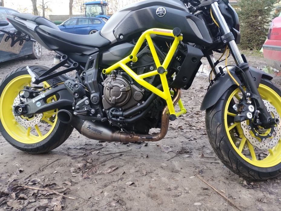 Yamaha MT 07 fluo akrapovic