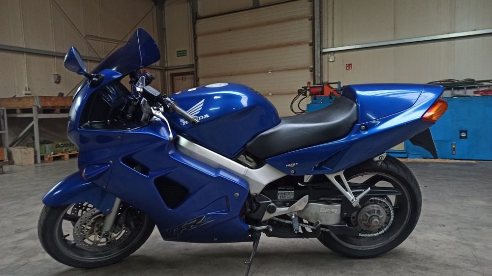 Honda VFR 800 Fi  2000r opony dot 23