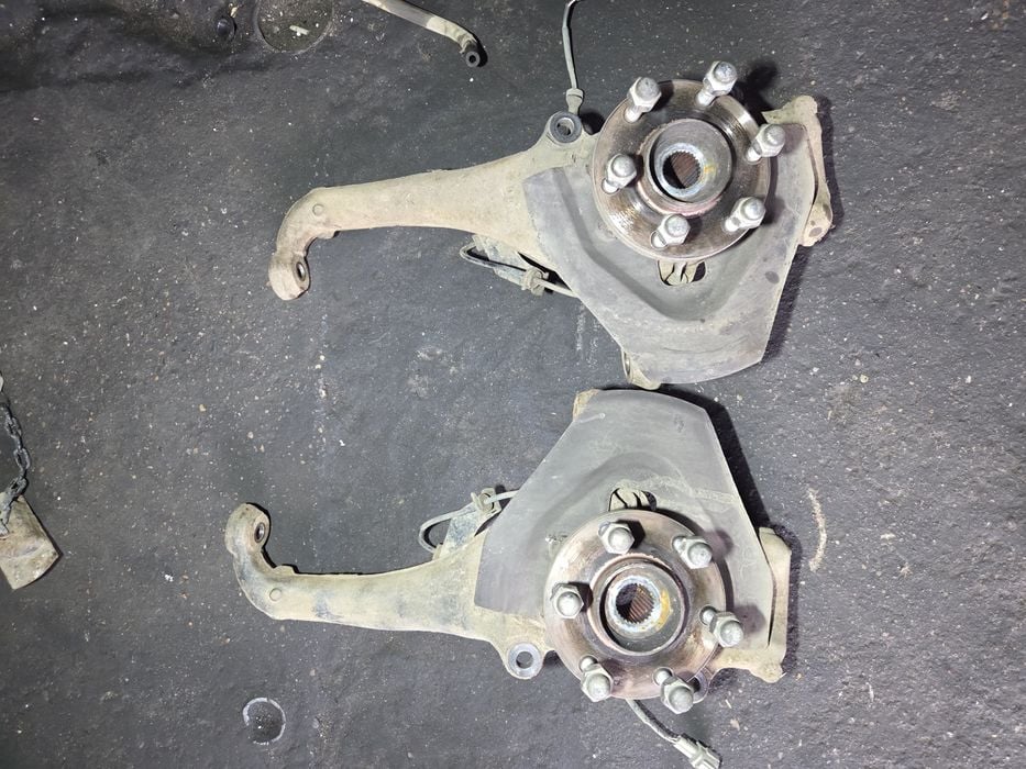 Zwrotnica przód prawa lewa Nissan Navara Pathfinder D40 3.0 dci v6