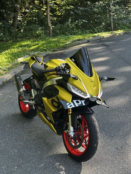 Aprilia rs 660 akrapovic acid gold