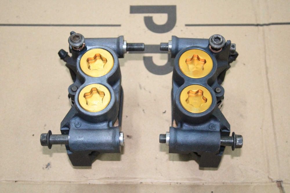 Zacisk Zaciski Hamulcowe Przód Przednie Yamaha R6 RJ05 RJ09 5SL 03-05